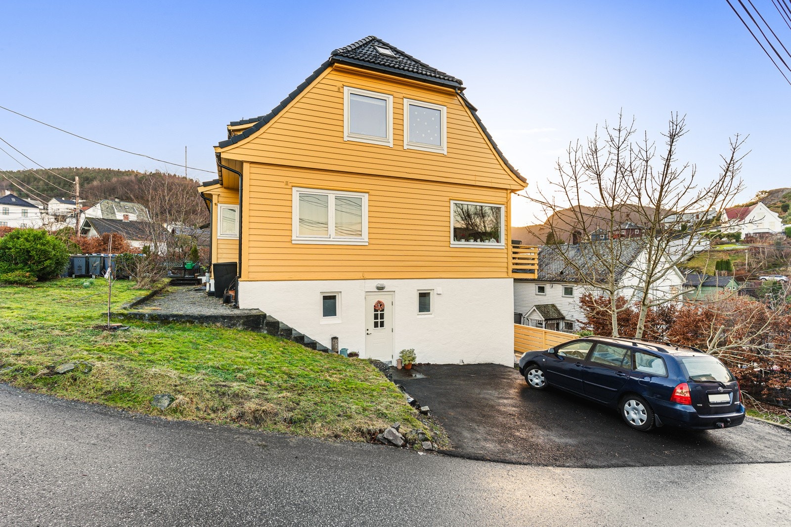 På tomten til sameiet er det to parkeringsplasser. Her gjelder første mann til mølla prinsippet. Styreleder opplyser om at det per i dag kun er en av seksjonseierne som har bil. Galleribilde