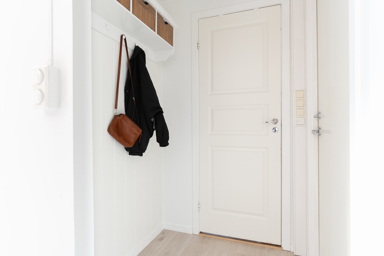Det første som møter deg er en lys og romslig entré med plass til å henge fra seg yttertøy og sko. Galleribilde