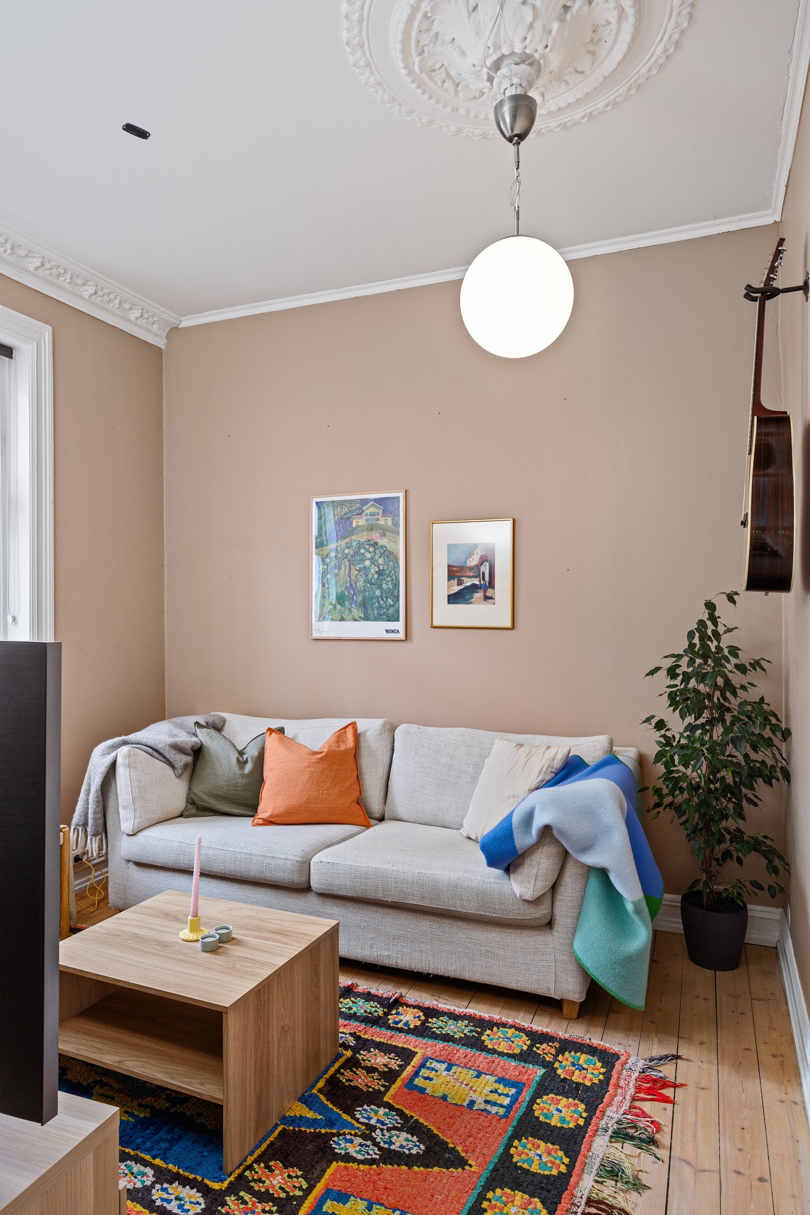 - Begge soverom og stue vender mot rolig og trafikkstille gate og har sydvendte vinduer som gir gode lysforhold - Galleribilde