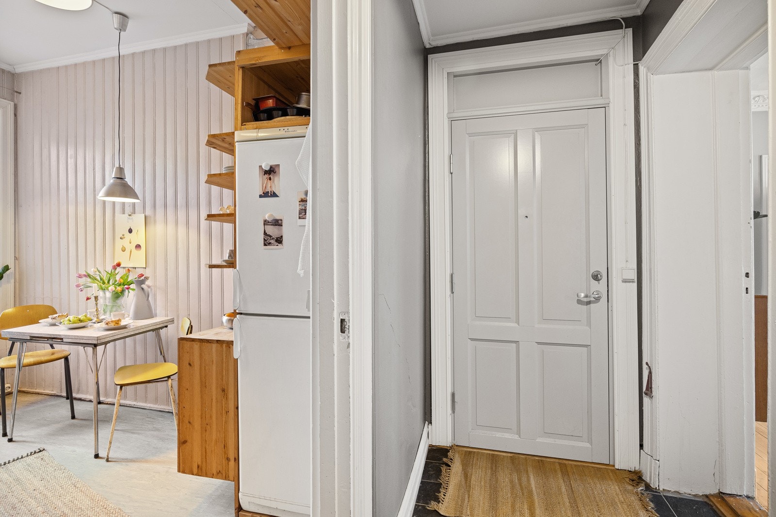 - Sikringsskap med automatsikringer og plass til klær og sko - Galleribilde