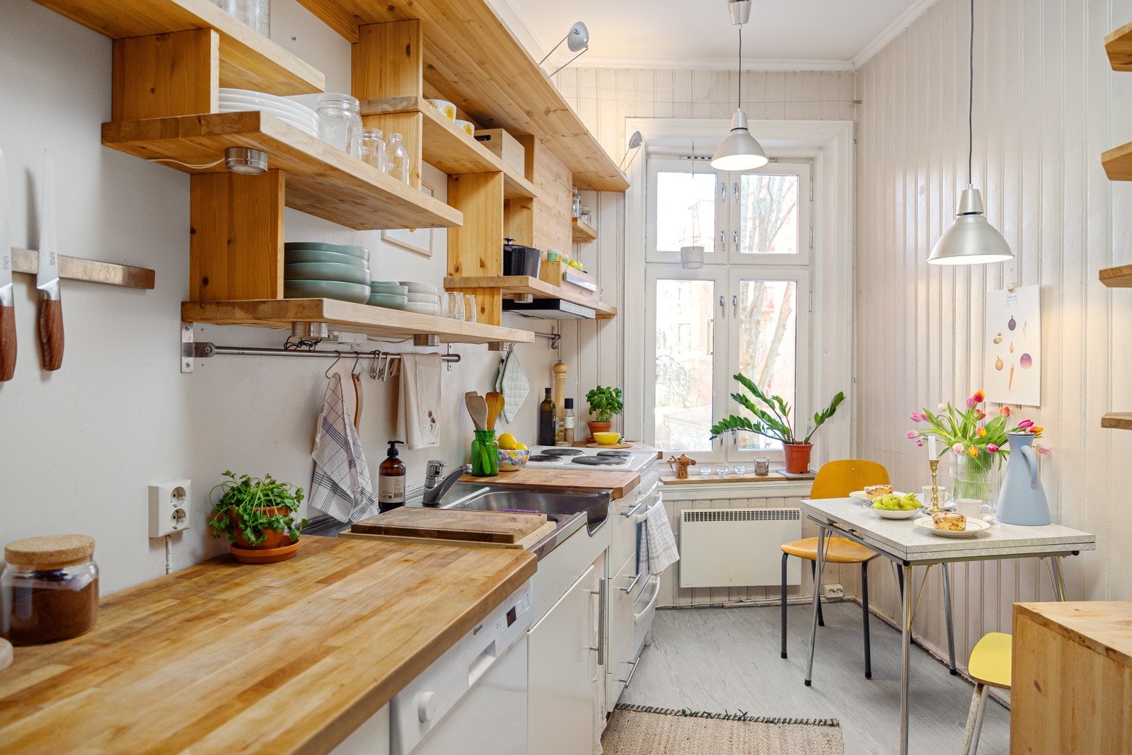 - Separat kjøkken med eldre, sjarmerende og plassbygget innredning - Galleribilde