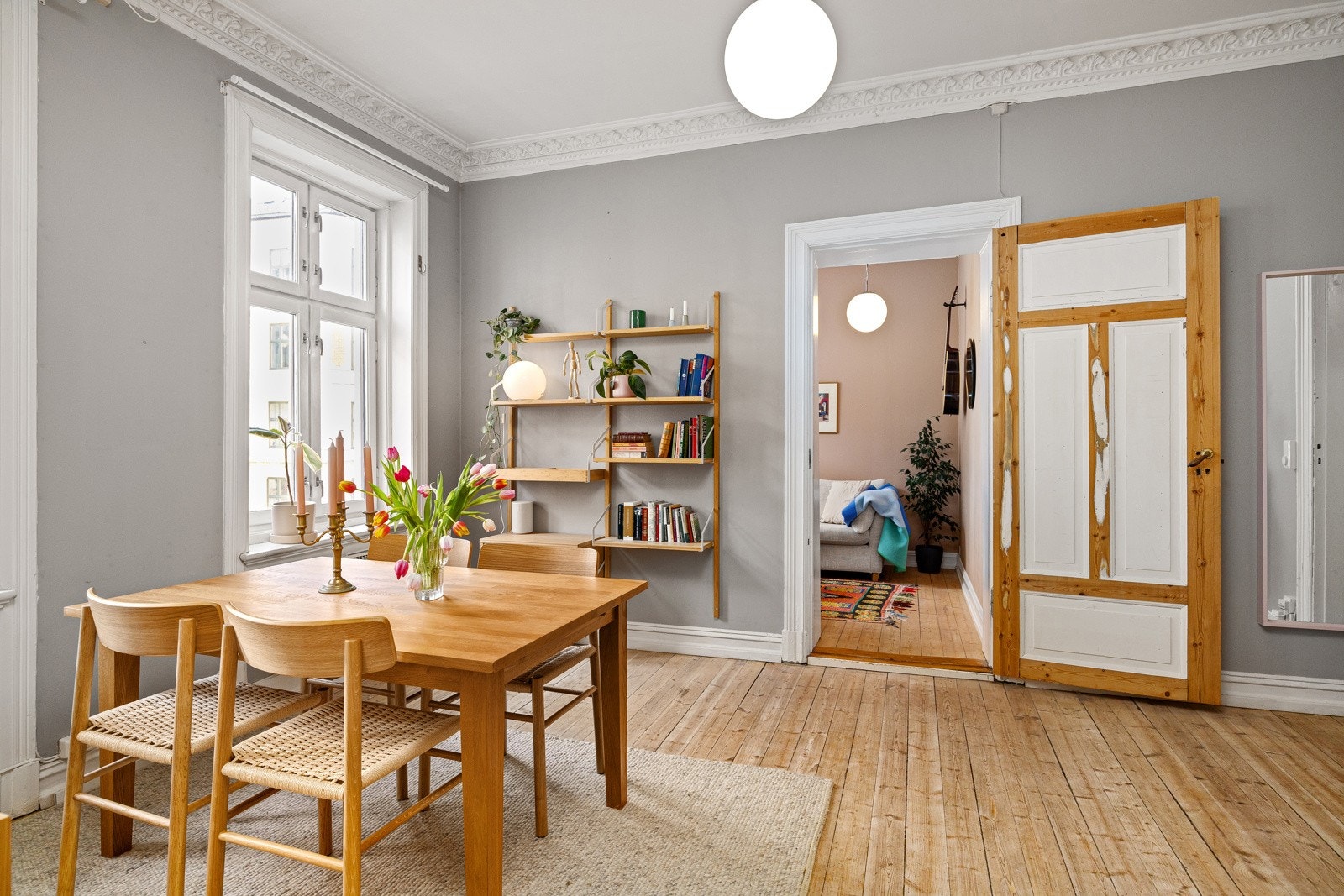 - Klassisk 3-roms selveier med takhøyde opp mot 2,90 meter, flotte tregulv, originale dører, rosetter, stukkaturer og store vindusflater med dype karmer - Galleribilde