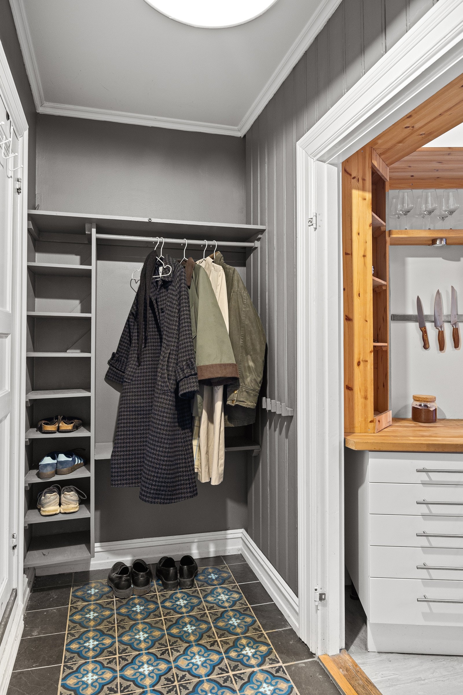 - Praktisk, plassbygget garderobeløsning med oppheng, hyller og god oppbevaringsplass i entré/mellomgang - Galleribilde