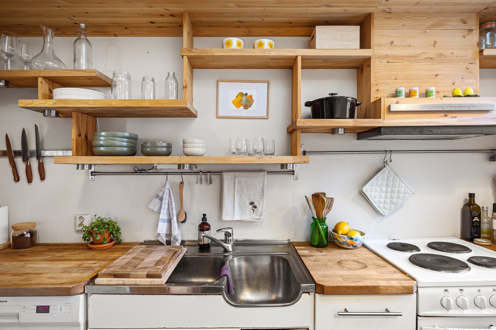 - Innredningen har glatte fronter, trehyller og god skap- og benkeplass - Galleribilde