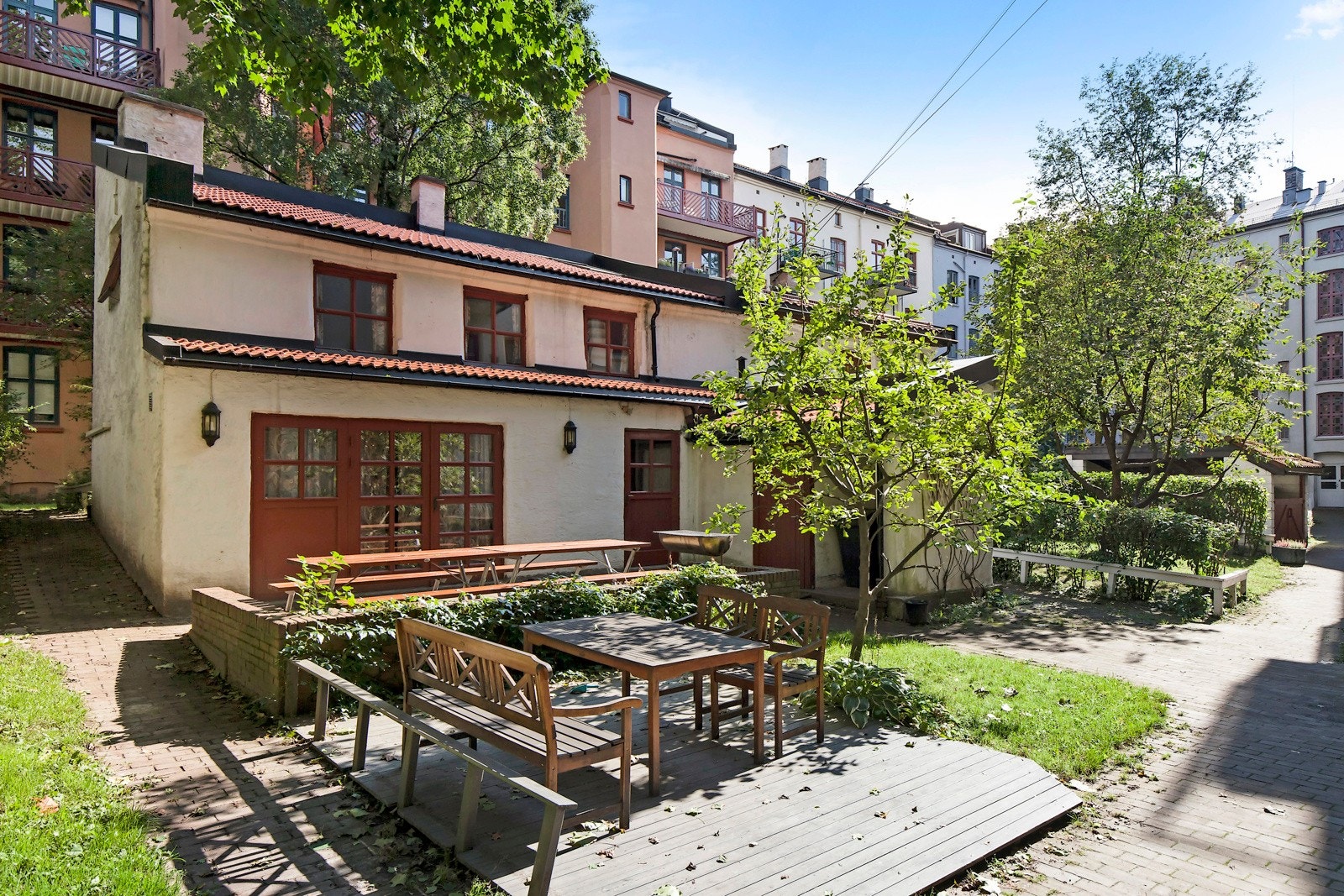 - Grendehuset i indre gårdsrom kan leies av beboerne. Det brukes til alt fra fester, barnebursdager, konfirmasjoner, kurs og møter i 1. etasje til overnatting i 2. etasje - Galleribilde