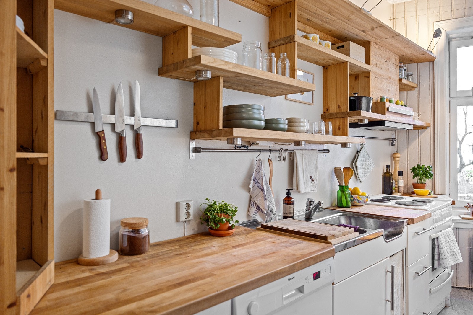 - Ventilator over komfyr, lys under hyller og heltre benkeplate - Galleribilde