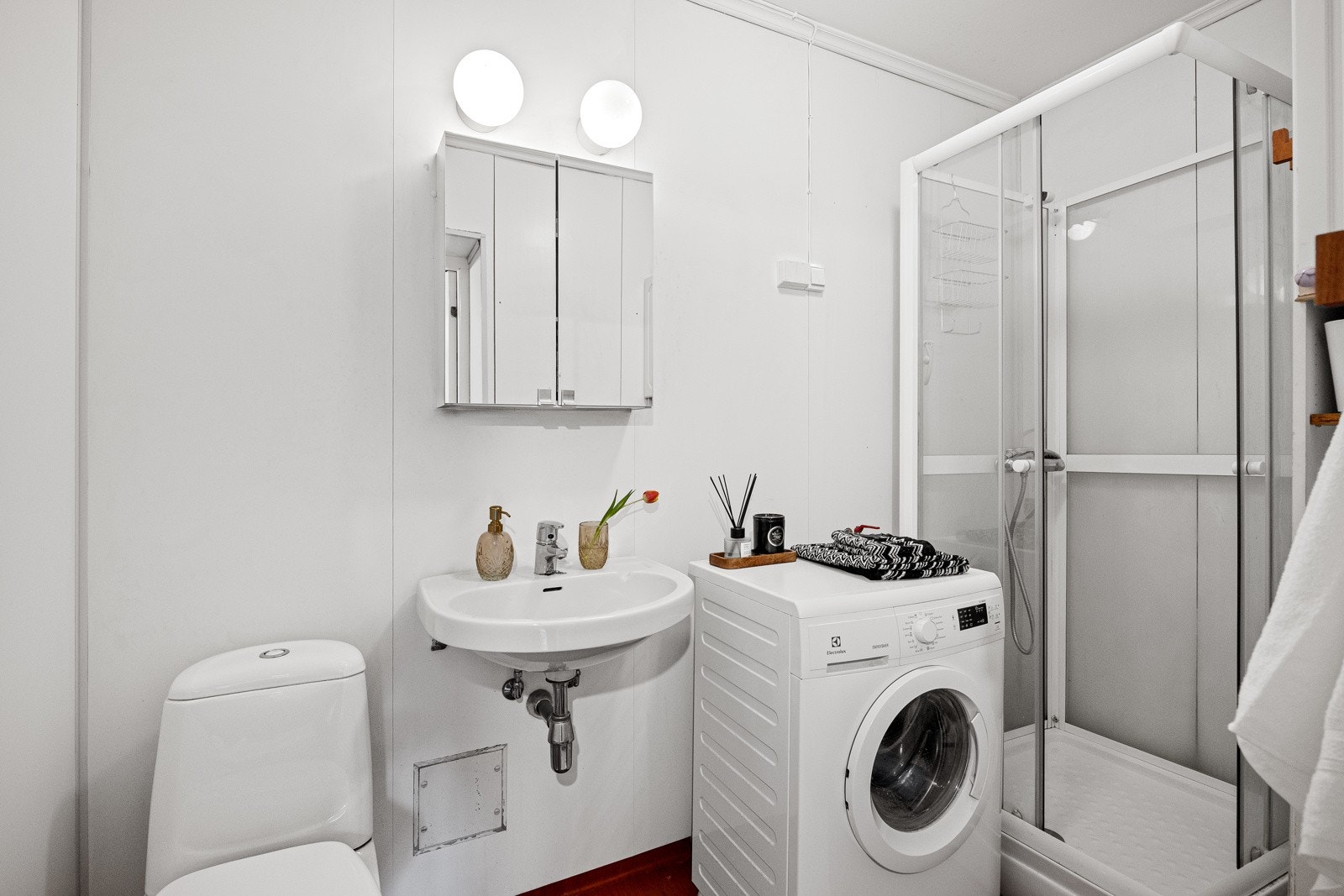 - Eldre bad med dusjkabinett, toalett, servant, speilskap og vegghengt skap - Galleribilde