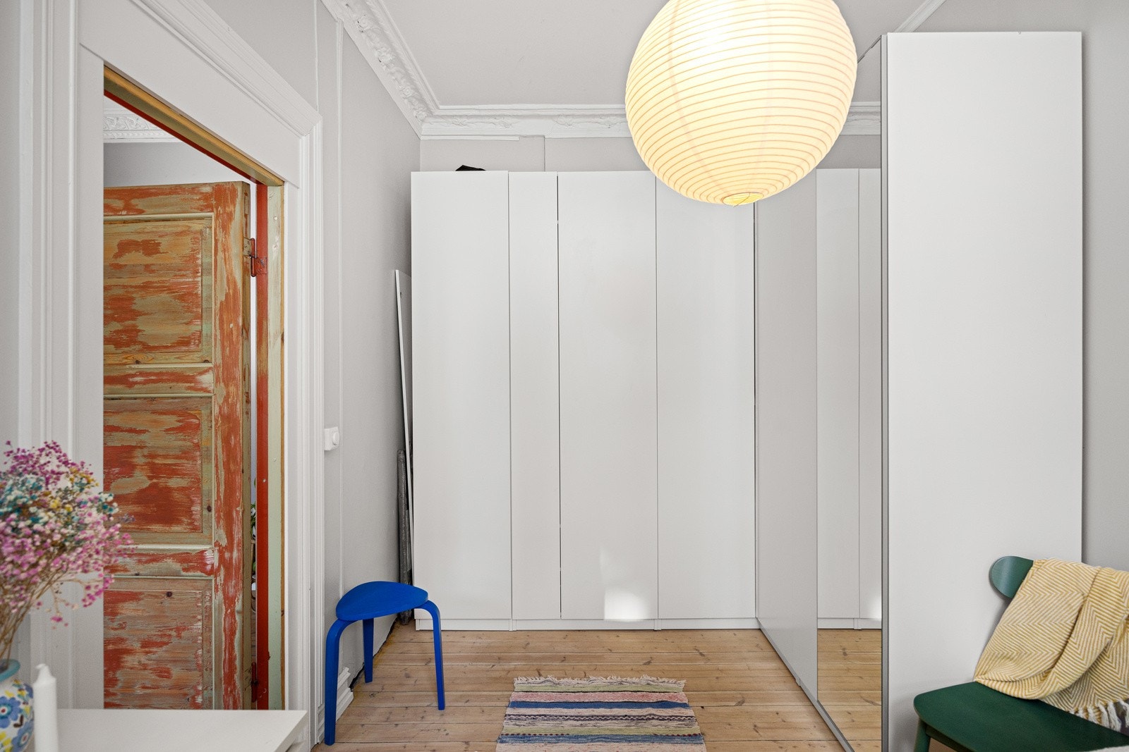 - Stor garderobeløsning medfølger - Galleribilde