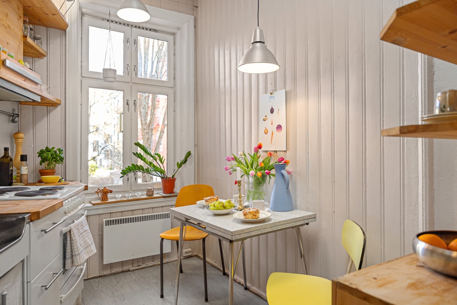 - Plass til spisebord med hyggelig utsikt mot flott beplantet indre gårdsrom - Galleribilde