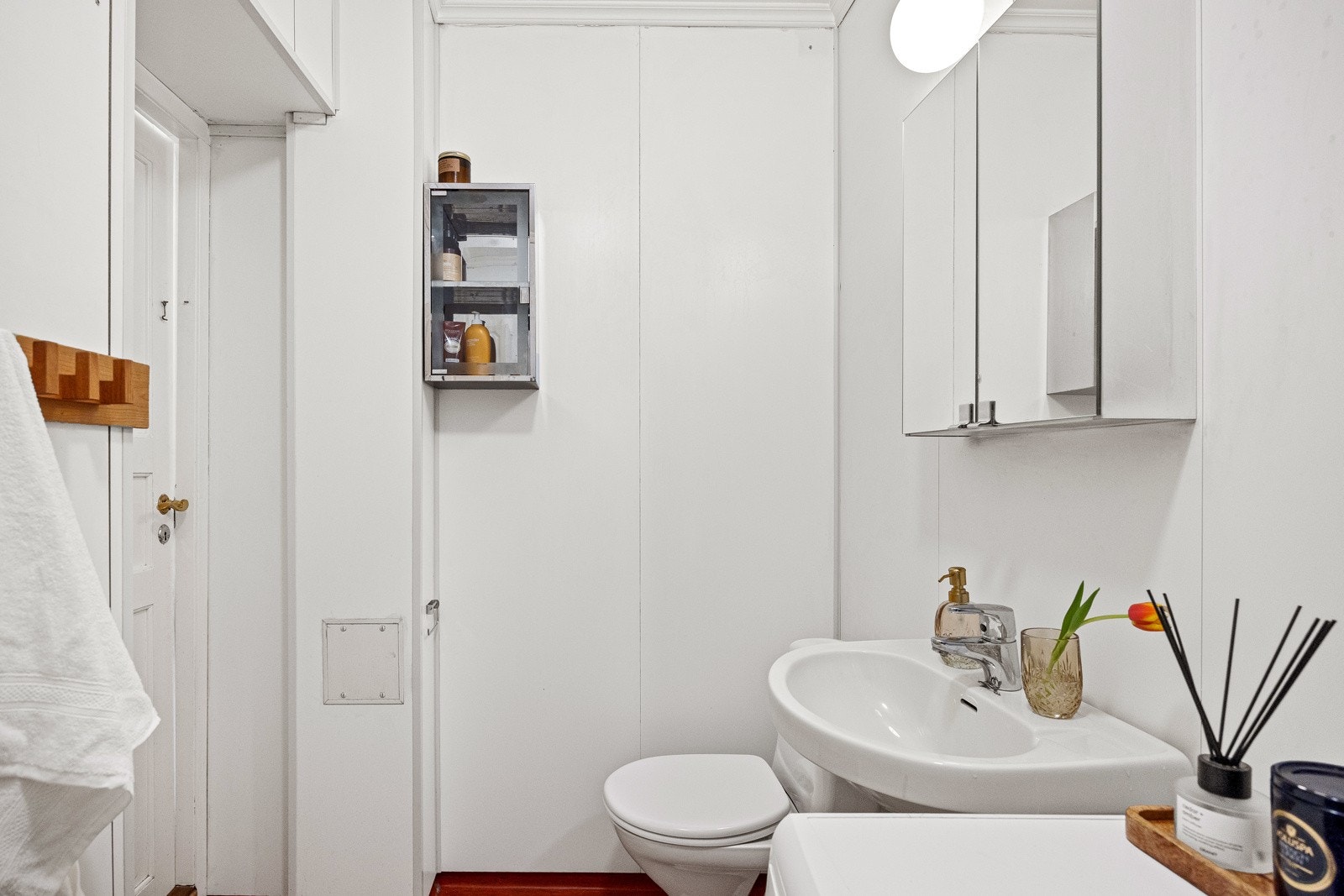 - Takstmannen har foretatt hulltaking og utført fuktmåling med egnet instrument i tilstøtende rom til våtsone. Det ble ikke registrert forhøyede verdier - Galleribilde