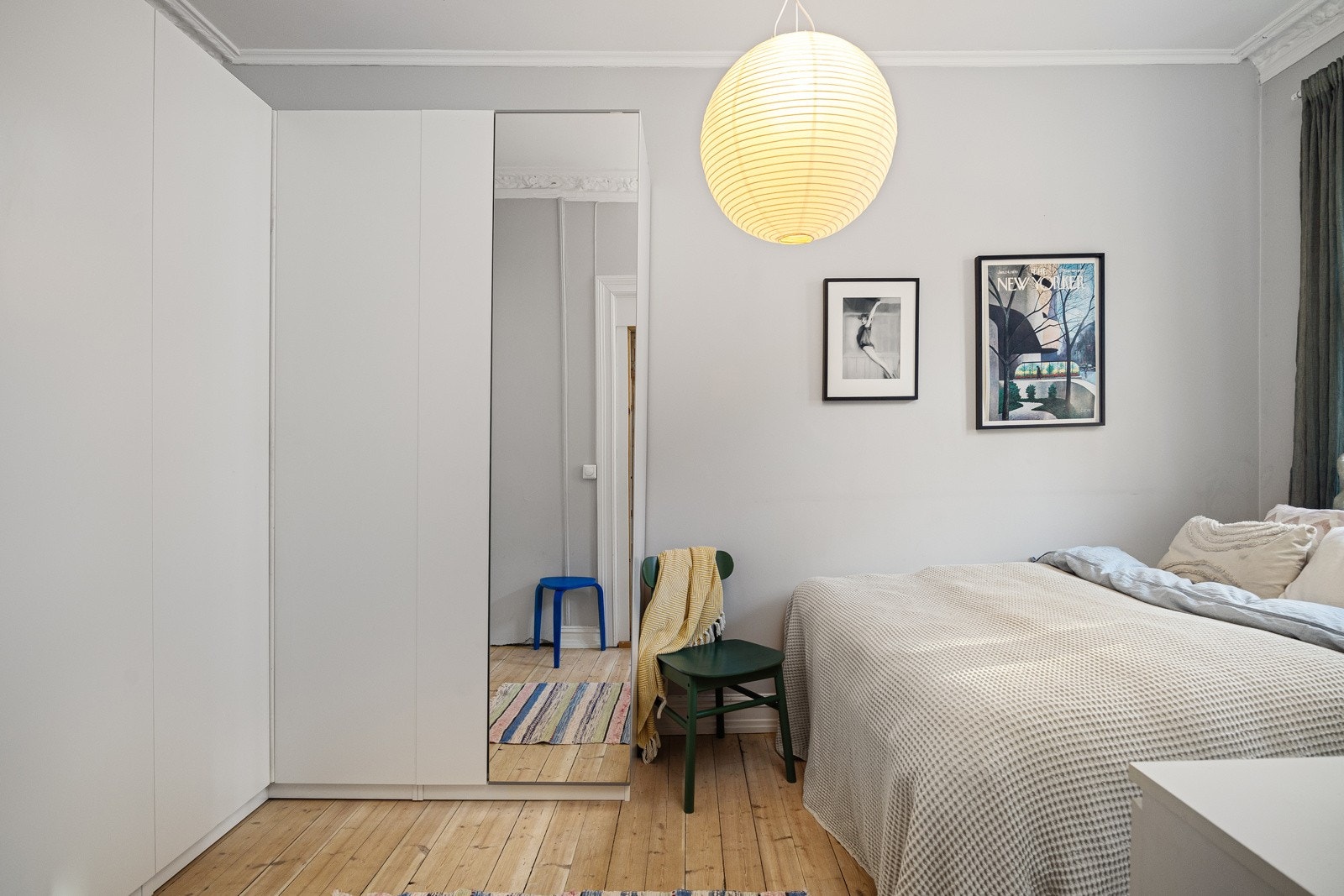 - Romslig hovedsoverom med plass til dobbeltseng, nattbord og kontorpult - Galleribilde