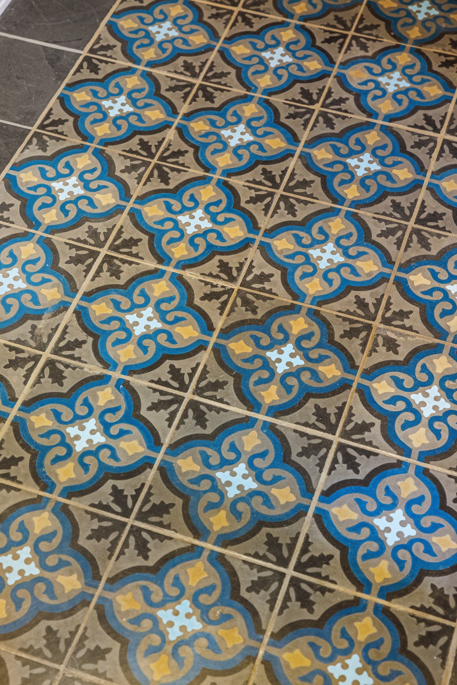 - Delikate fliser i entréen - Galleribilde