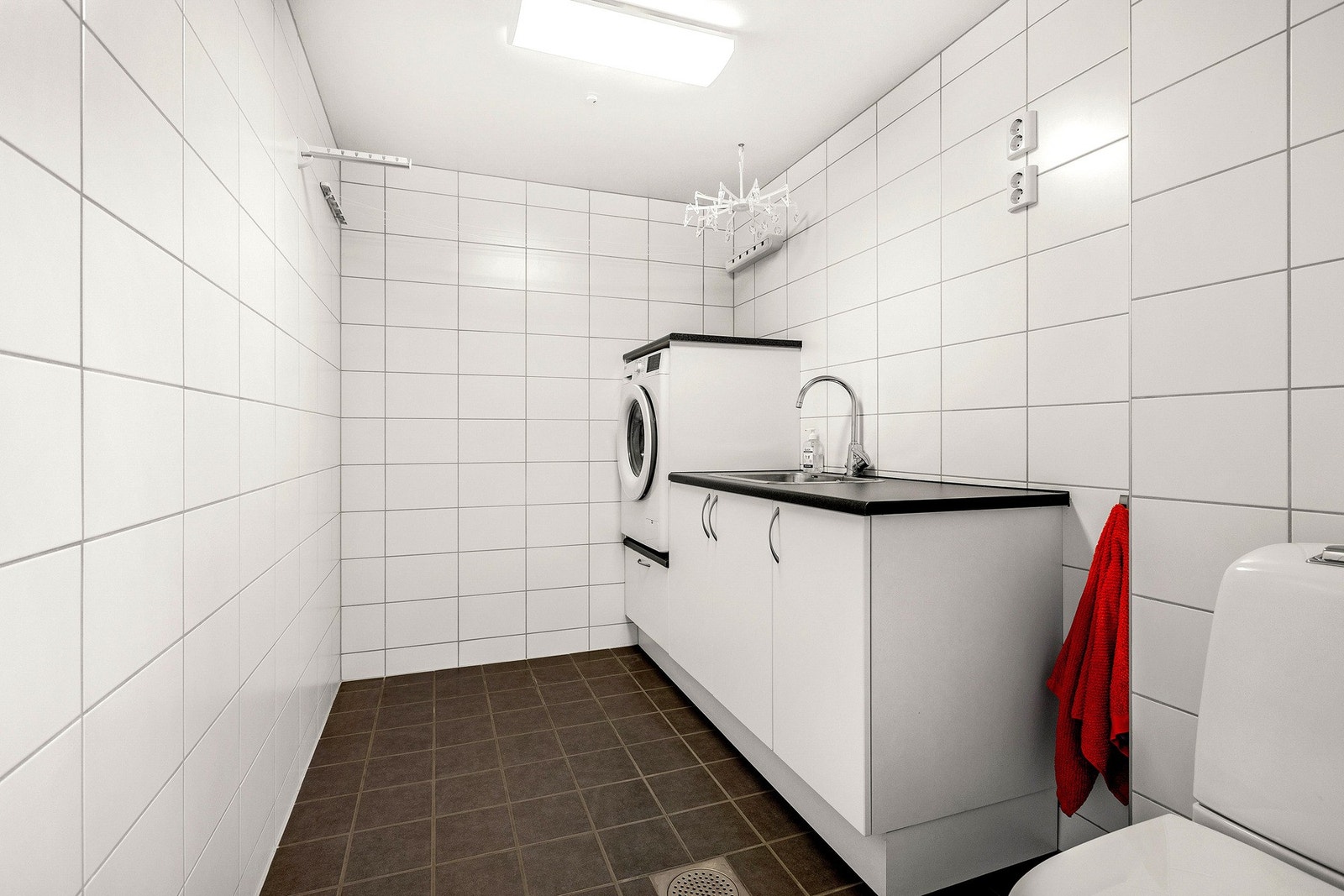 Vaskerommet er flislagt, også dette med vannbåren gulvvarme, noe som bidrar til et behagelig inneklima. Galleribilde