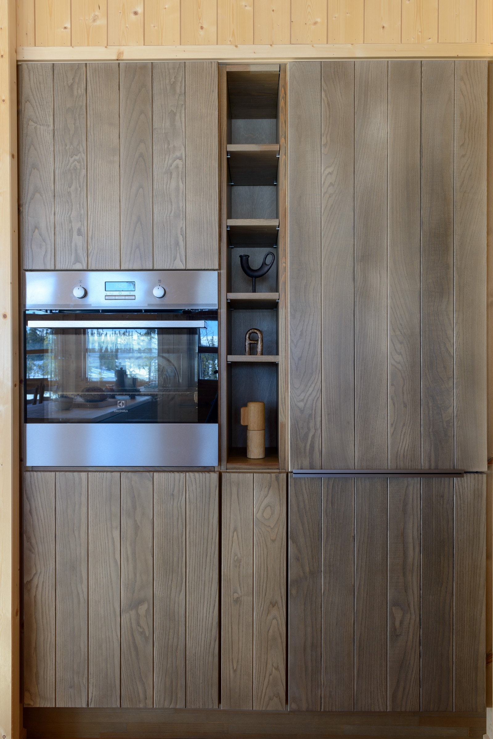 Kjøkkenet er beiset i farge drivved, en farge som gir et behagelig og dempet uttrykk. Galleribilde