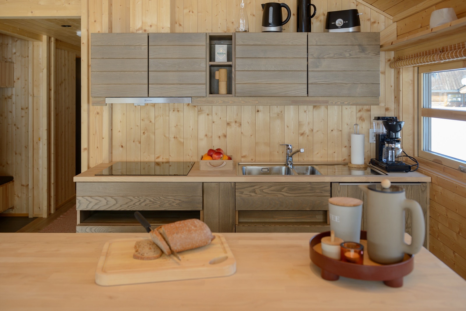 Kjøkken med heltre skrog og fronter. Heltre benkeplate i ask. Galleribilde