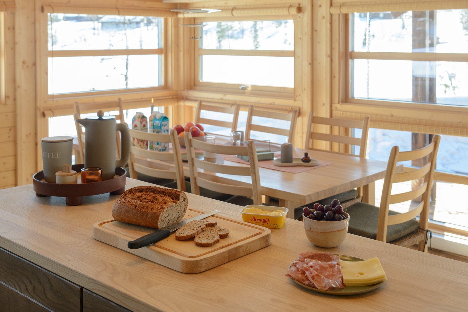 Lys og stor karnapp med plass til spisebord for 8 personer. Spisebord og stoler er inkludert i kjøpet. Galleribilde