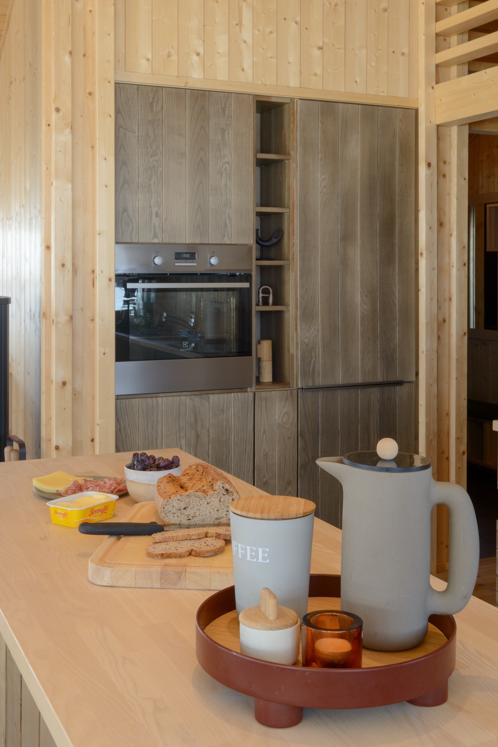 Nyt en deilig kopp te på de nye hytta di – vi står for både tekanne, vannkoker og kopper. Galleribilde