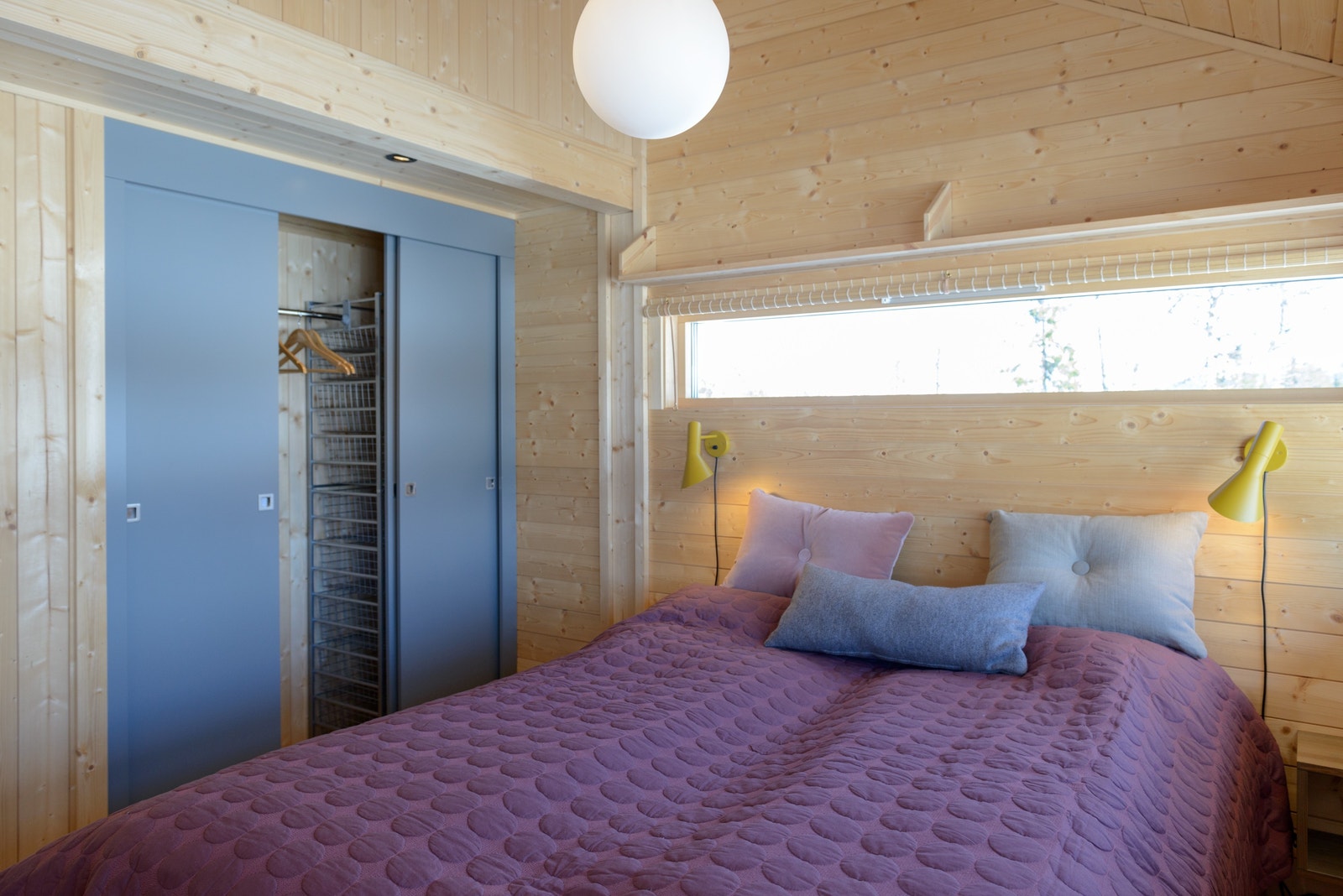 Det nest største soverommet er praktisk innredet med integrert skyvedørsgarderobe. Puter, dyner og sengetøy er inkludert. Galleribilde