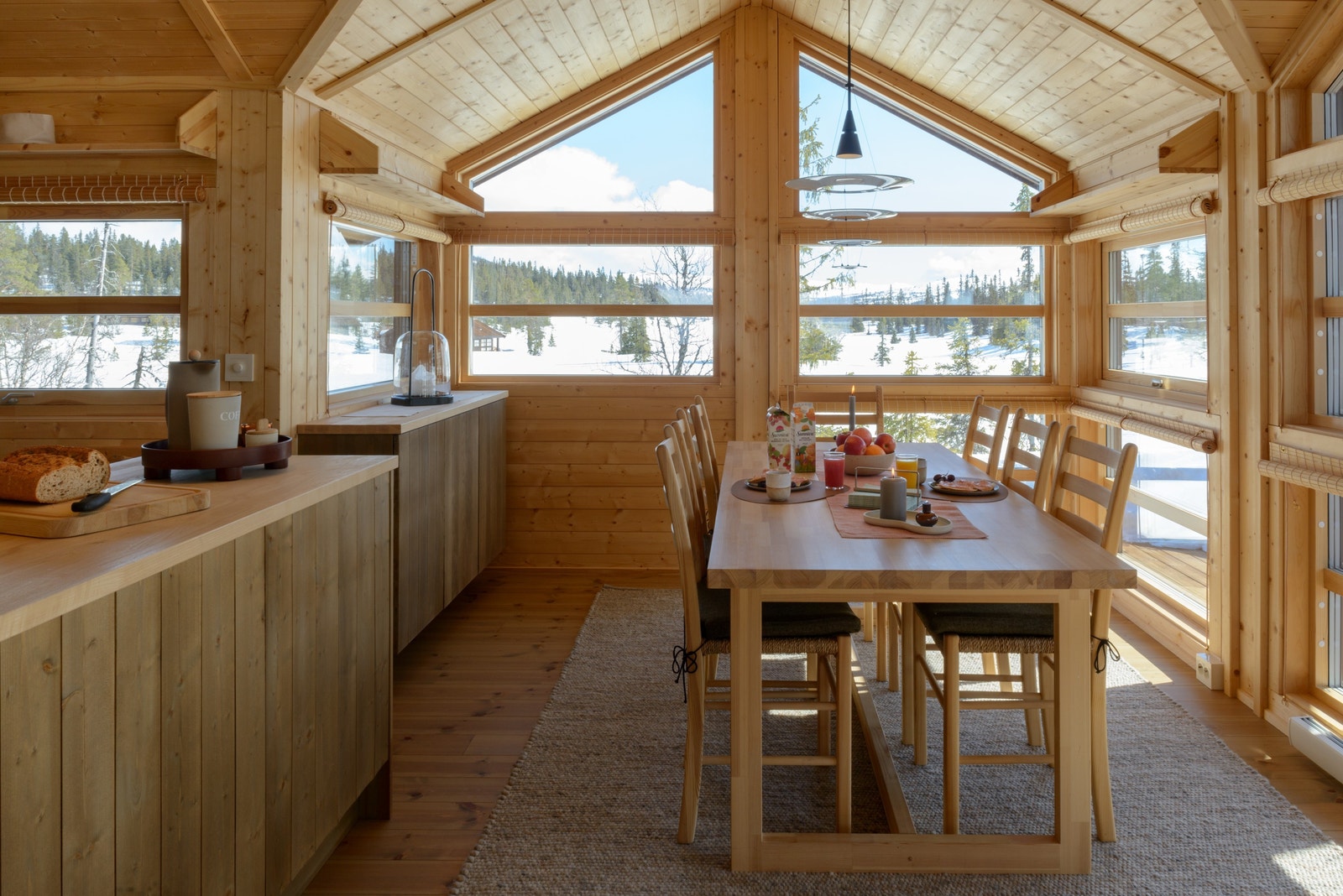 Hytta fremstår som lys og trivelig og har lite innsyn. Galleribilde