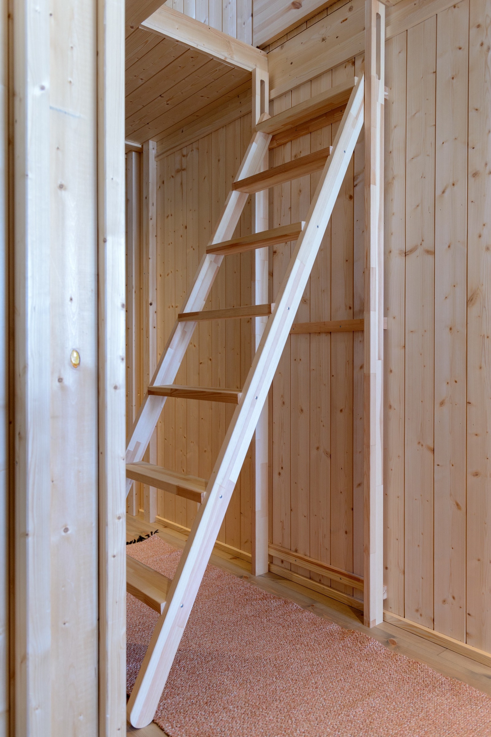 På hemsen kan barna ha sitt eget sted på hytta. I tillegg er det fin oppbevaringsplass. Galleribilde