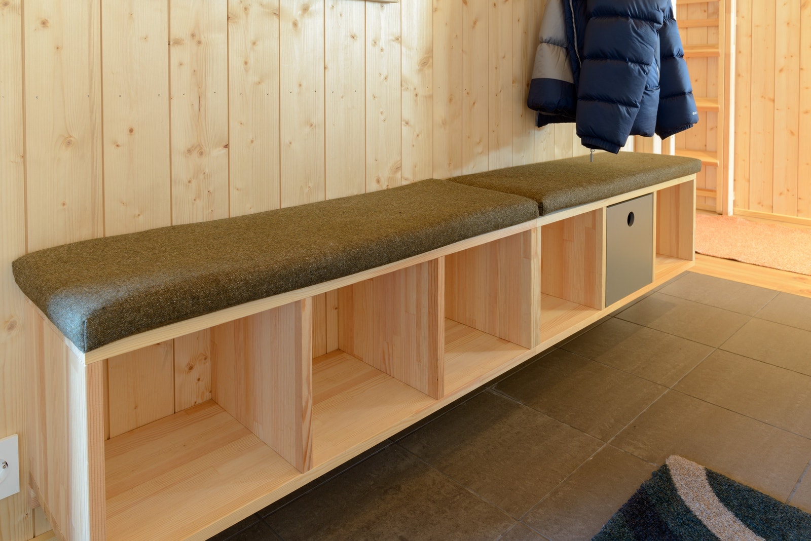 I gangen er det en praktisk sittebenk med oppbevaring under. Galleribilde