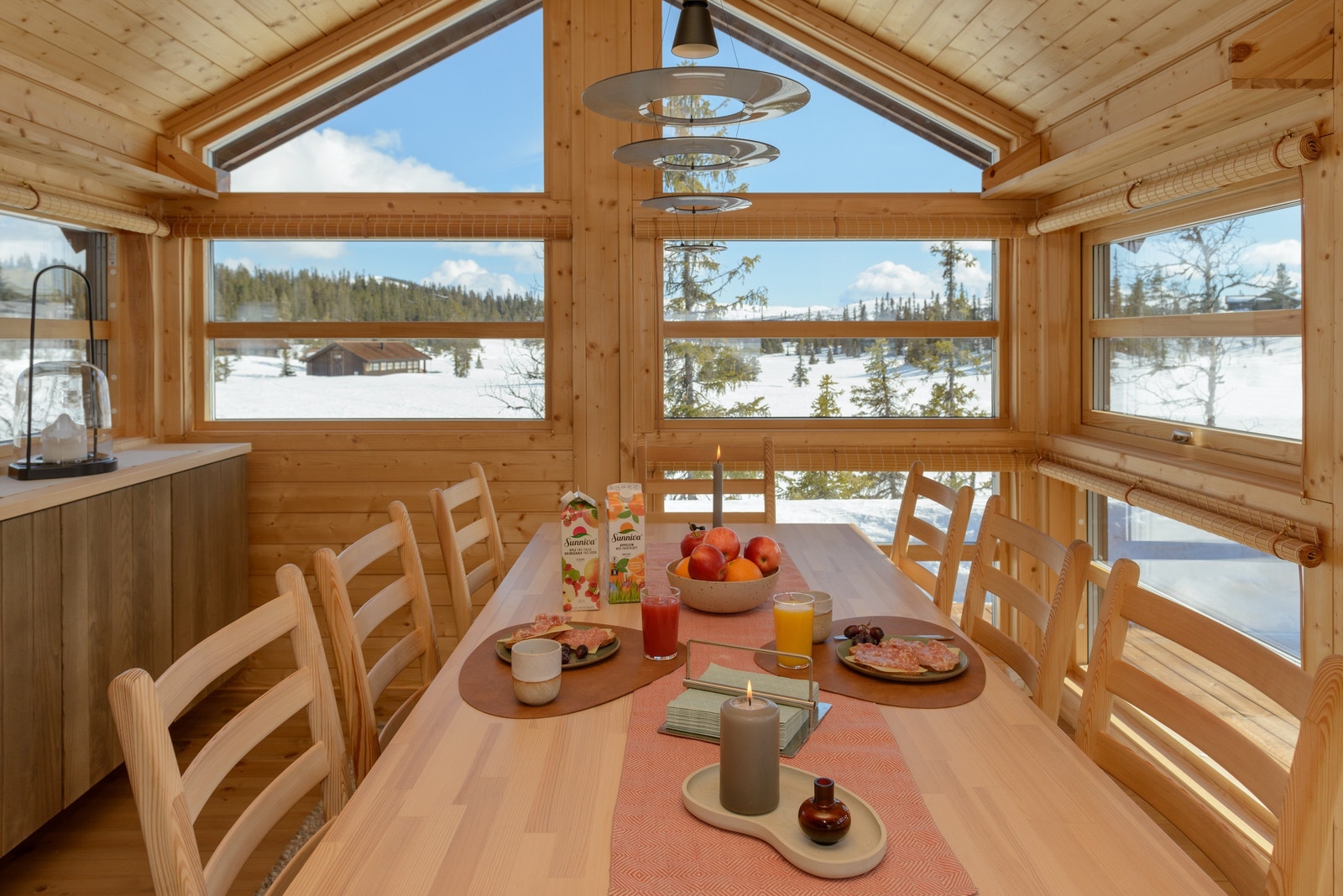 Spiseplassen er et naturlig samlingspunkt for hele familien. Designklassikeren fra Louis Poulsen henger over bordet. Galleribilde