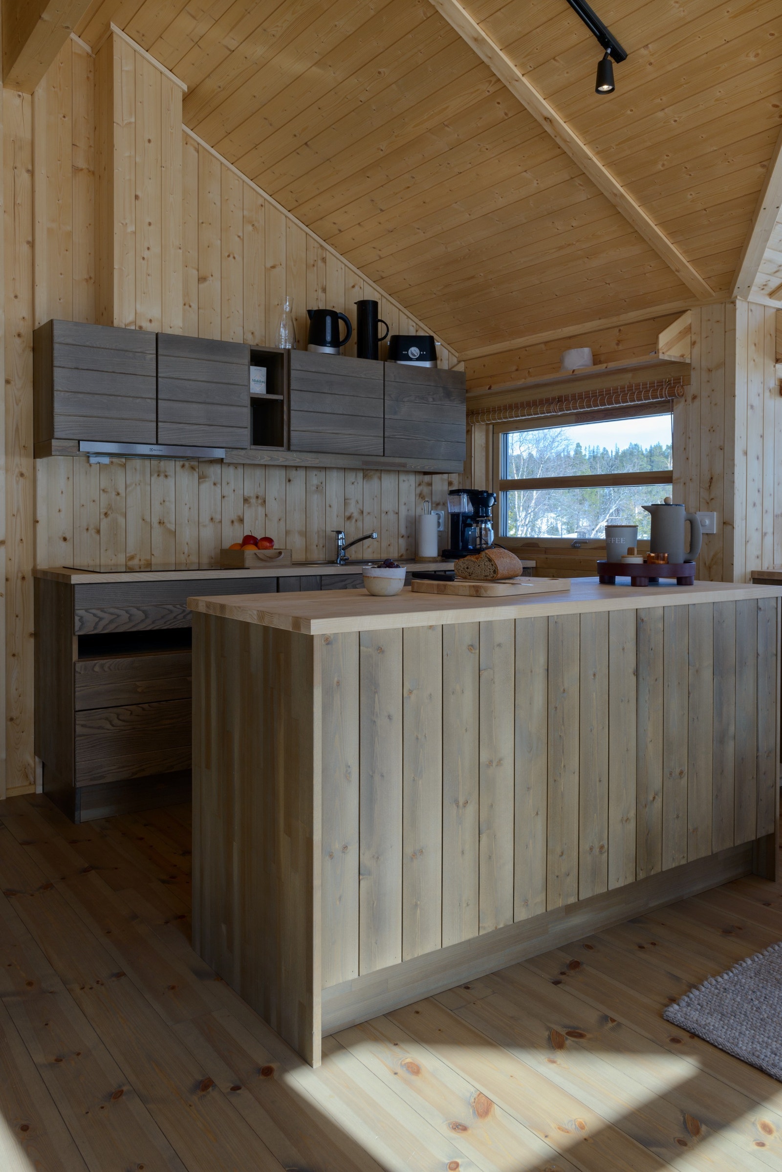 En stor kjøkkenøy bidrar til å gjøre matlagingen til en sosial hendelse ;-) Galleribilde