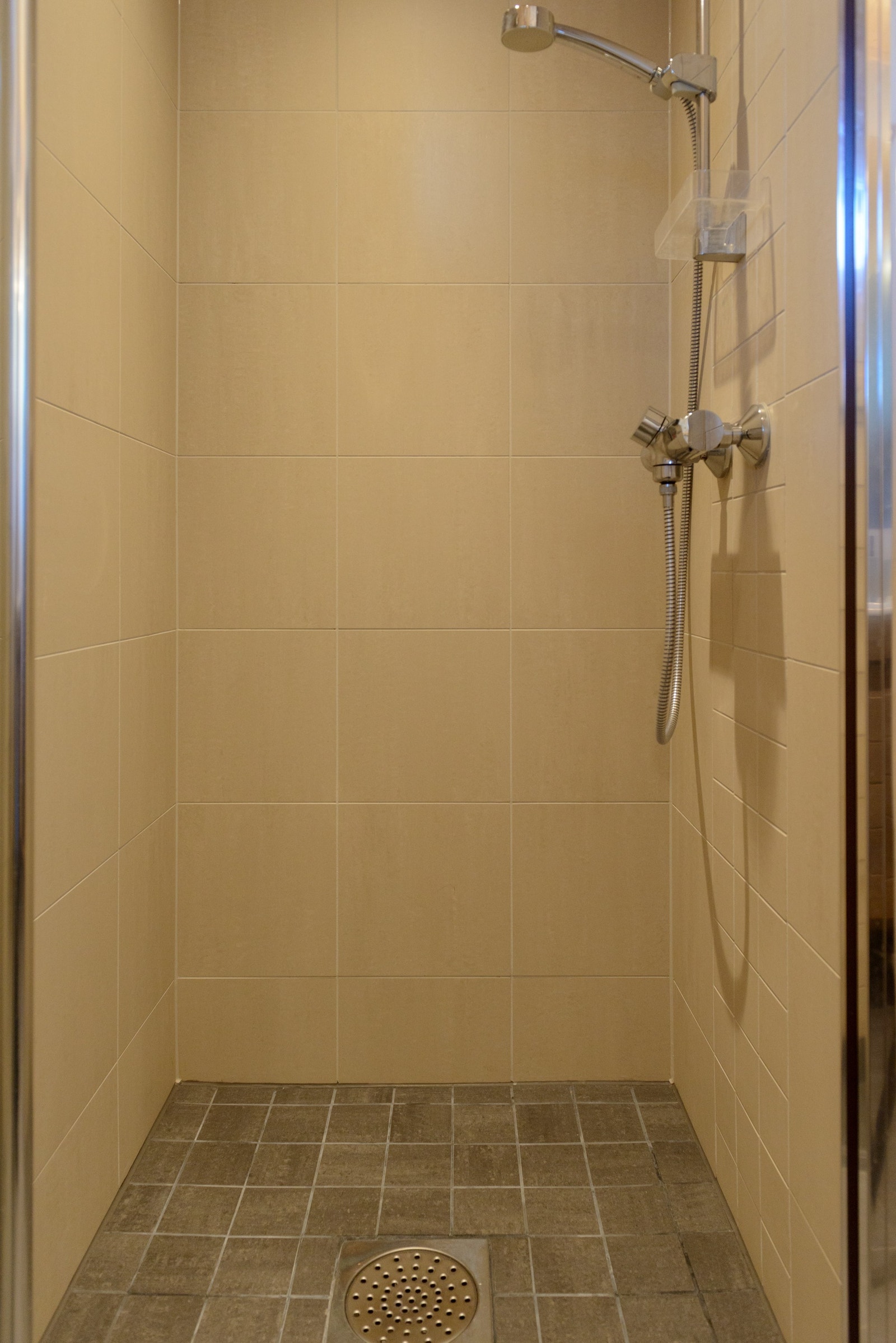 Romslig dusjnisje med fliser på både vegg og gulv. Galleribilde