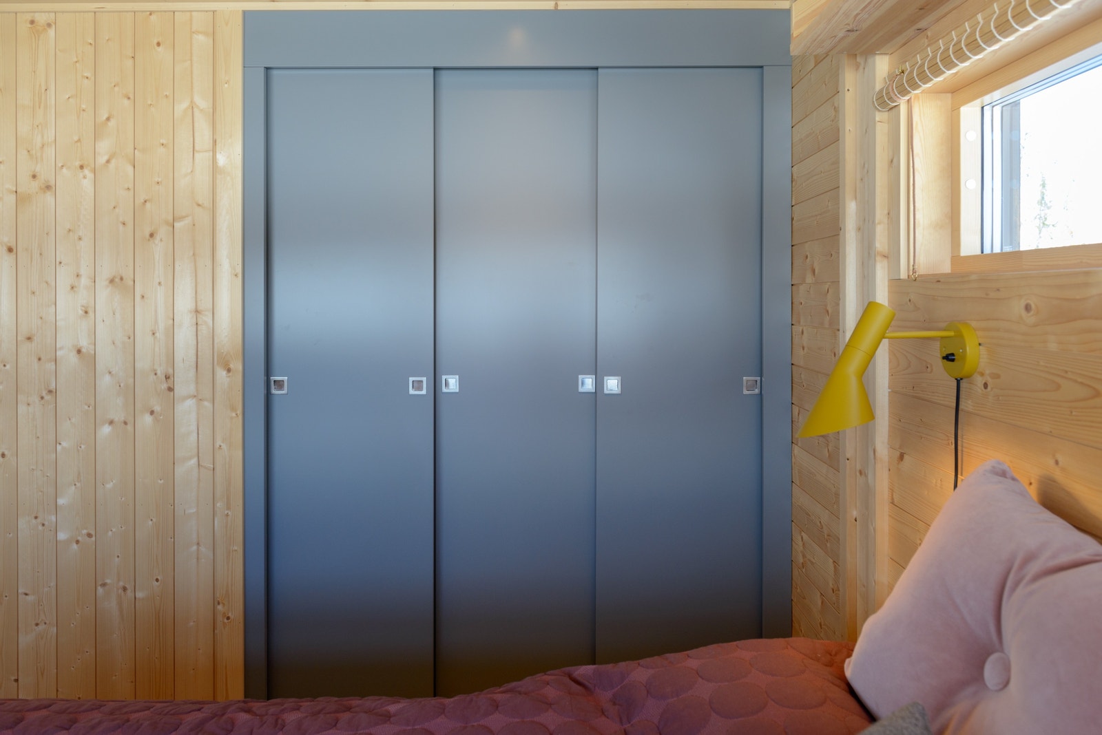 God oppbevaringsplass på soverommet. Galleribilde