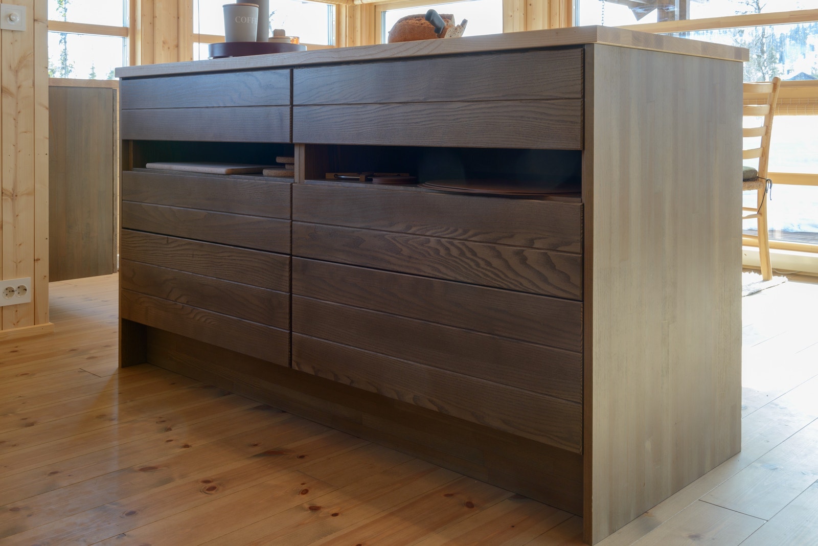 Kjøkkenøya er har stor lagringskapasitet. Galleribilde