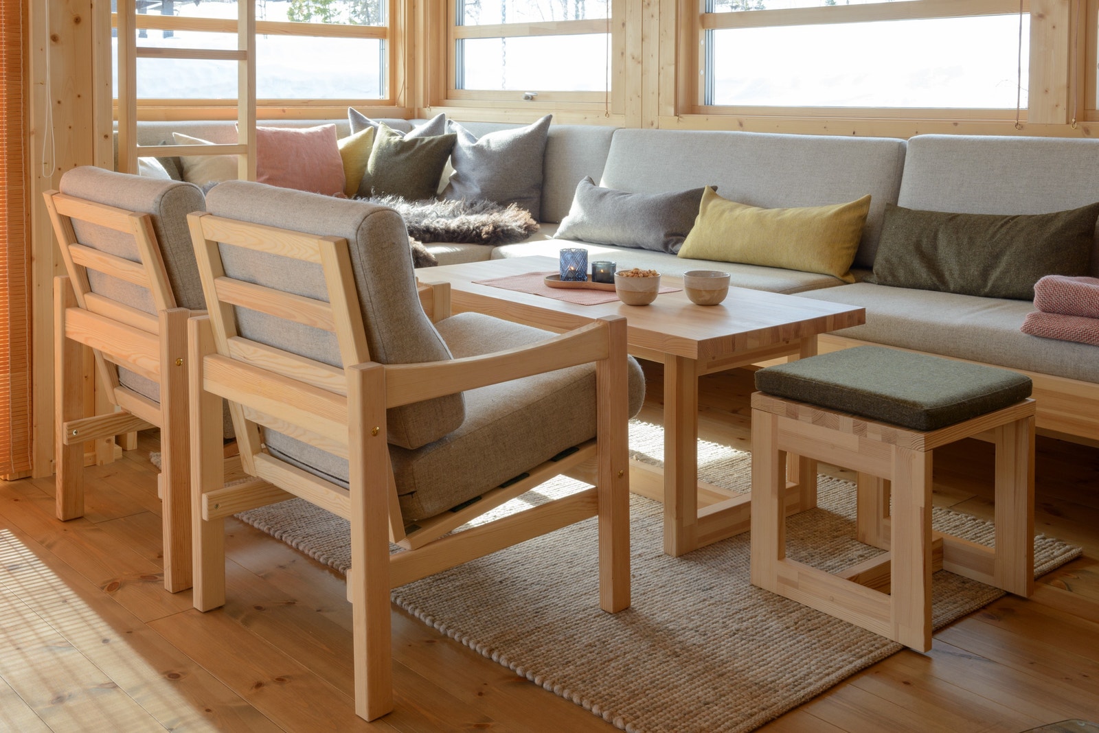 En trivelig stue for rekreasjon og refleksjon. Alle møblene som er trukket i ullstoff fra Gudbrandsdalens Uldvarefabrik er inkludert. Galleribilde