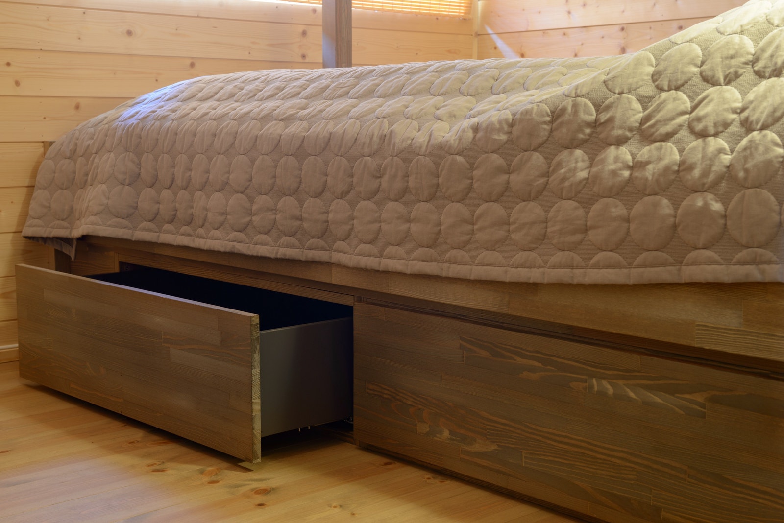 Smarte oppbevaringsløsninger under senga på det største soverommet. Puter, dyner, madrasser og sengetepper er inkludert. Galleribilde