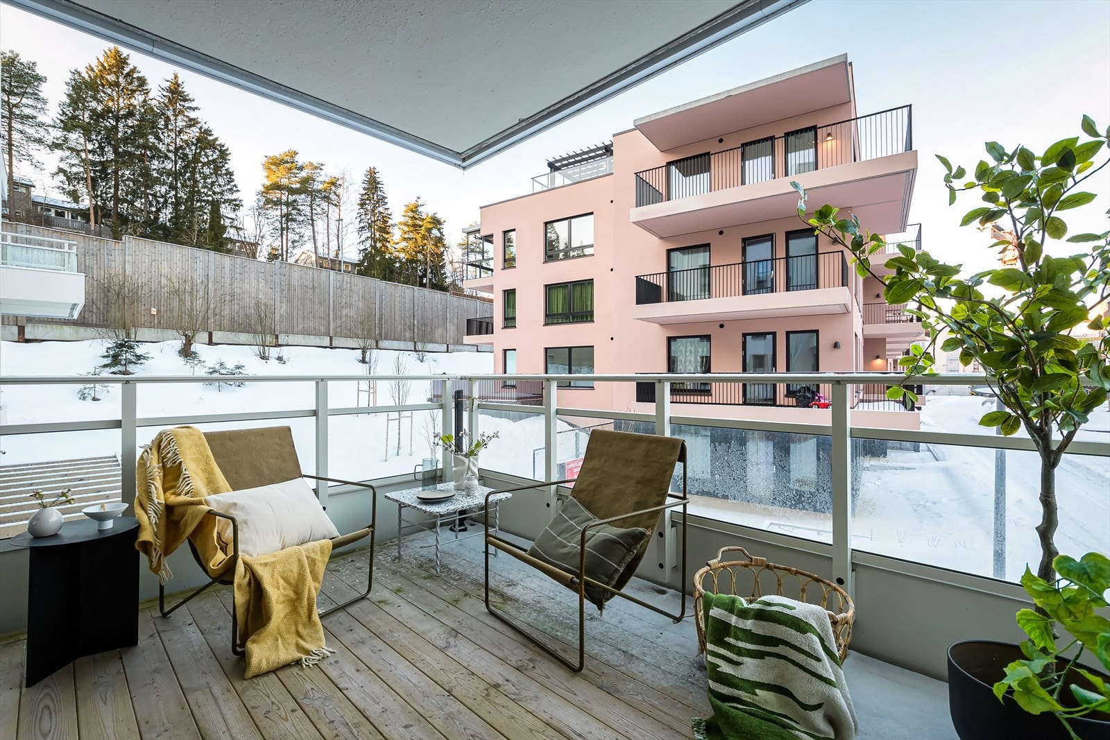 Leiligheten har utgang til en herlig balkong fra stuen, vendt mot nordvest. Galleribilde