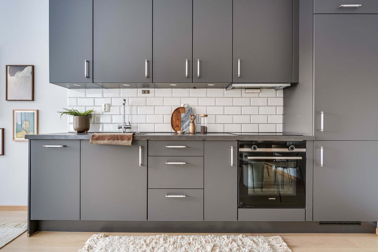 Innbydende kjøkken fra byggeår 2020 med glatte, folierte fronter og laminat benkeplate. Integrert komfyr med induksjons platetopp, oppvaskmaskin og kjøl/frys. Galleribilde
