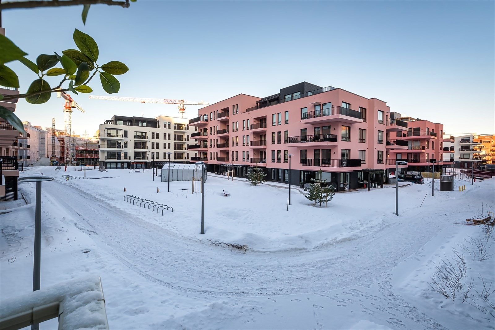 Fra balkongen har man utsyn mot sameiets fellesarealer, som på sommerstid viser seg fra sin beste side med flotte grøntarealer med beplatning, og asfalterte internveier. Galleribilde