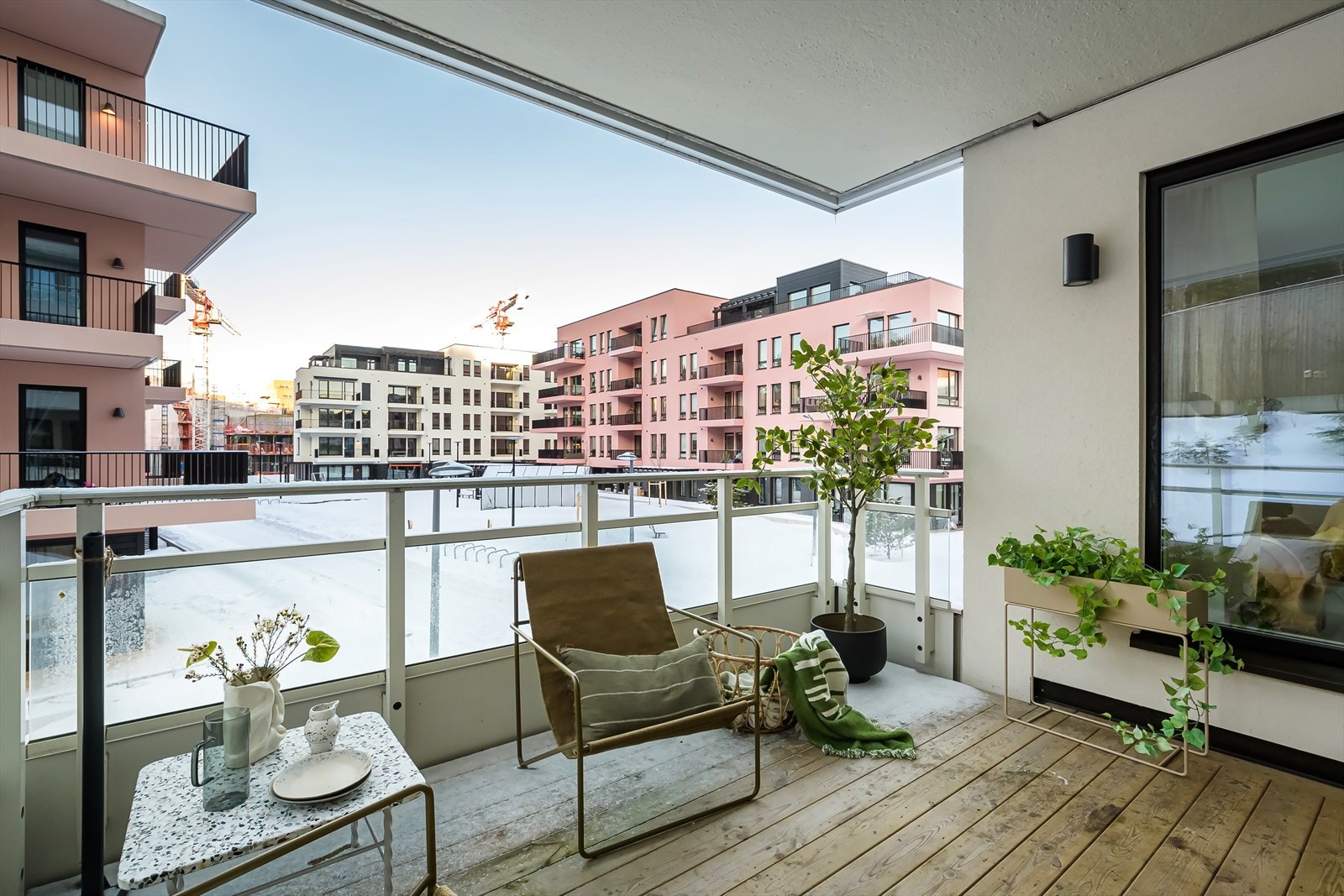 Balkongen er på 9,6 m2, og utgjør en herlig forlengelse av det sosiale allrommet. Balkongen kan fint benyttes ved flere årstider da den er overbygd og har utendørs stikk. Galleribilde
