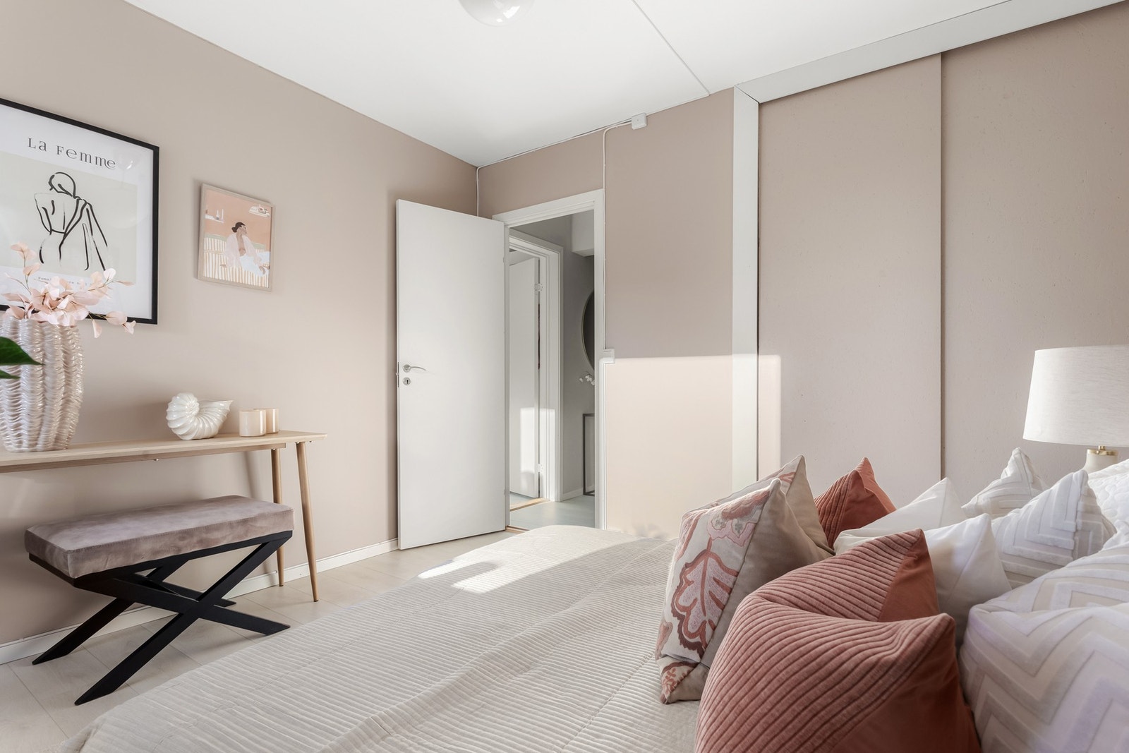 På den ene veggen er det en praktisk garderobeløsning med skyvedører Galleribilde