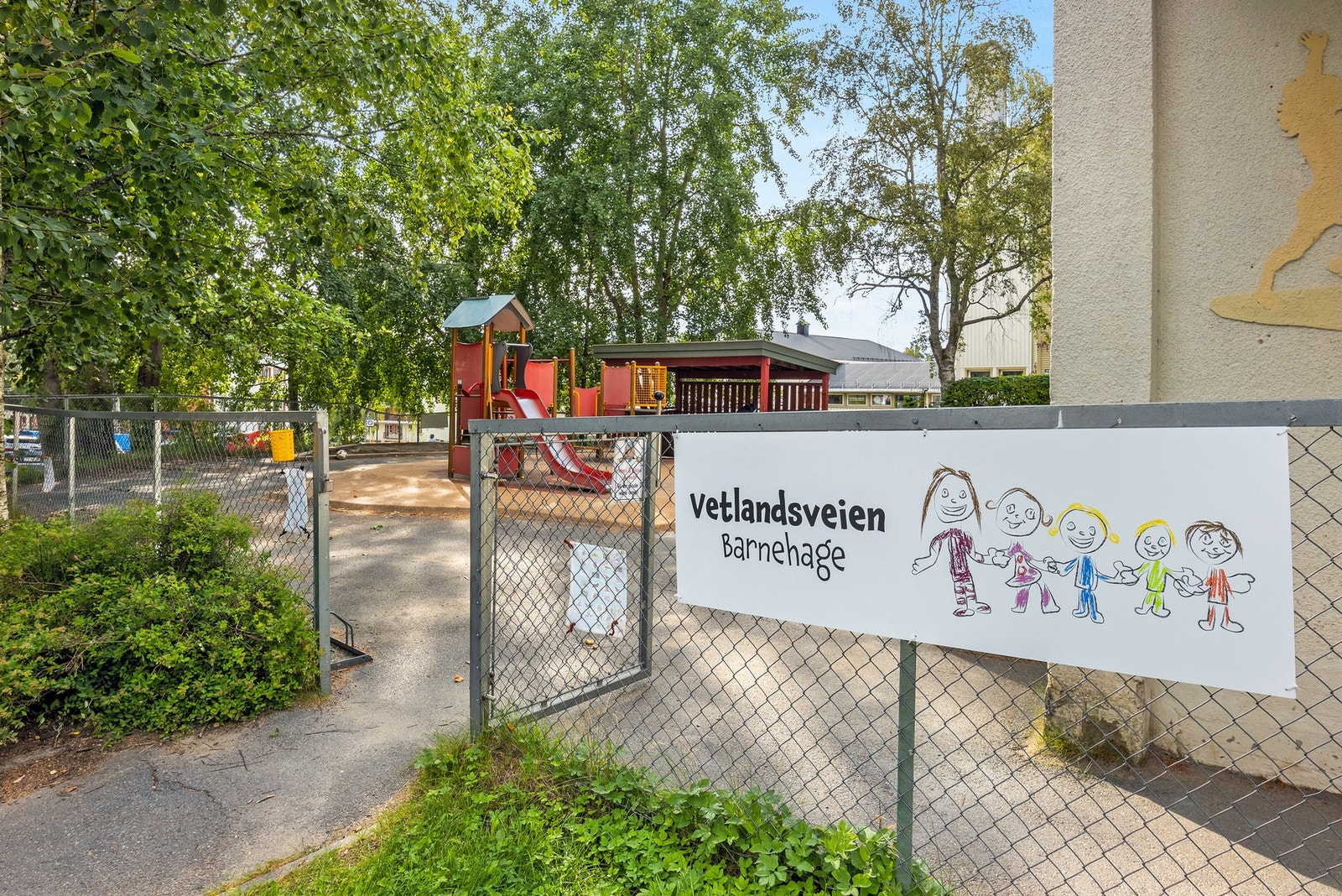Det finnes flere videregående skoler i nærliggende områder, samt et godt utvalg av både private og kommunale barnehager. Galleribilde