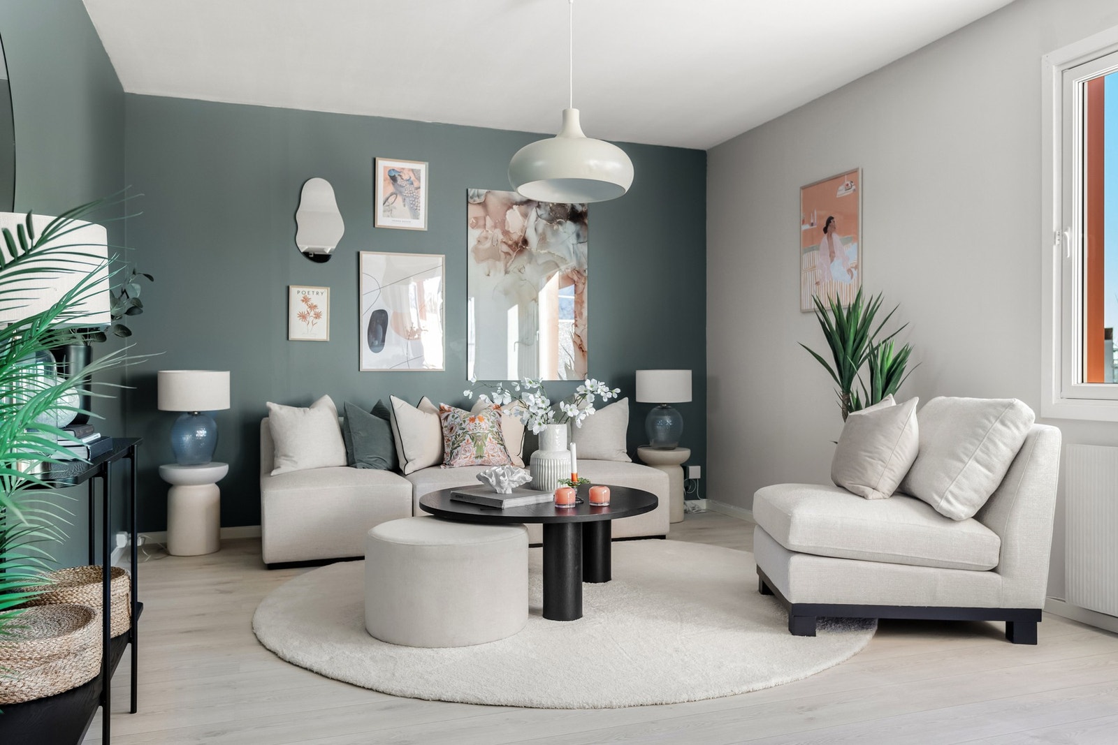 Det er god plass til både sofagruppe, spisebord og TV-benk Galleribilde