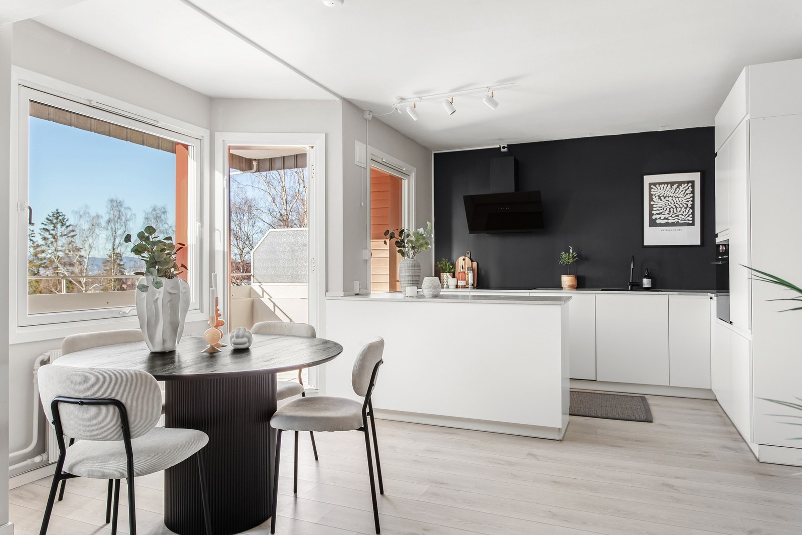 Foran vinduet er det god plass til spisebord Galleribilde