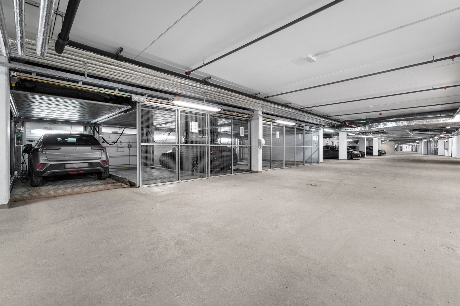 Det medfølgende garasjeplass med elbillader. Galleribilde