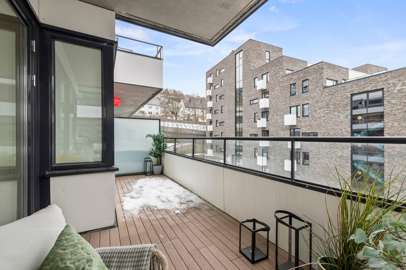 Her kan du nyte utsikten over nabolaget, lange solfylte ettermiddager og med god plass til både utemøbler og grill. Galleribilde