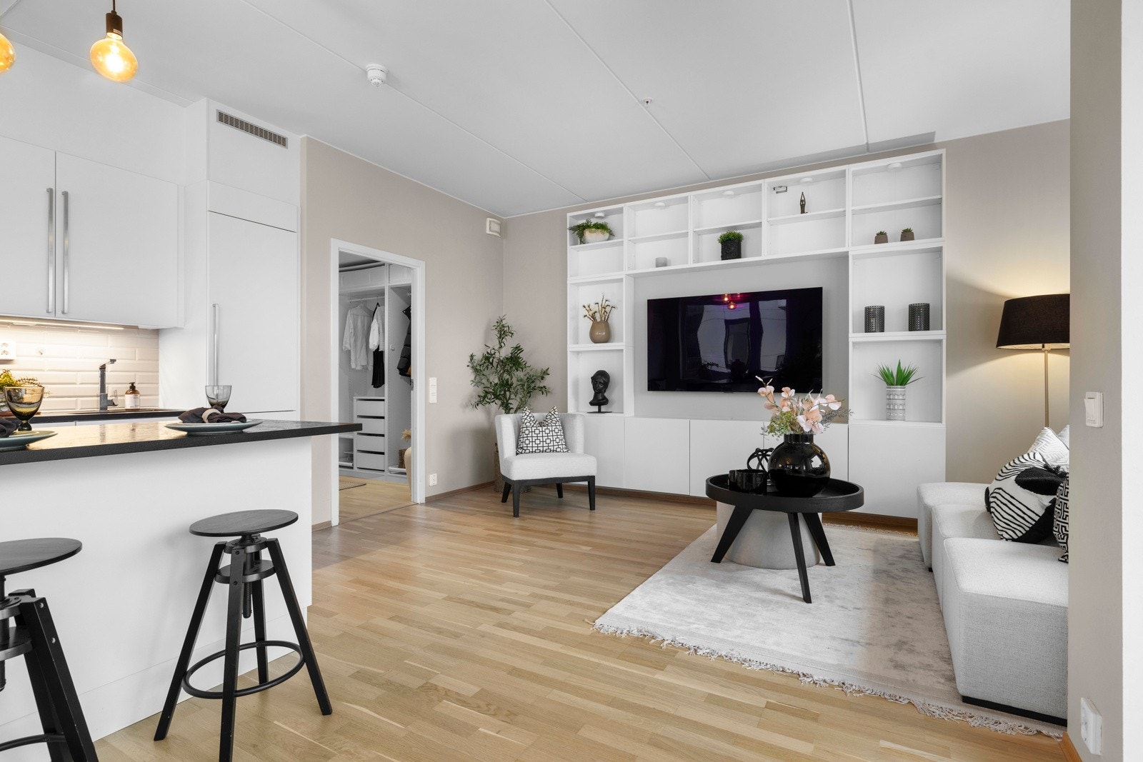 Boligen har stilige, spesialtilpassede hyller fra gulv til tak, som tilbyr god plass til både TV og interiørdetaljer. Galleribilde