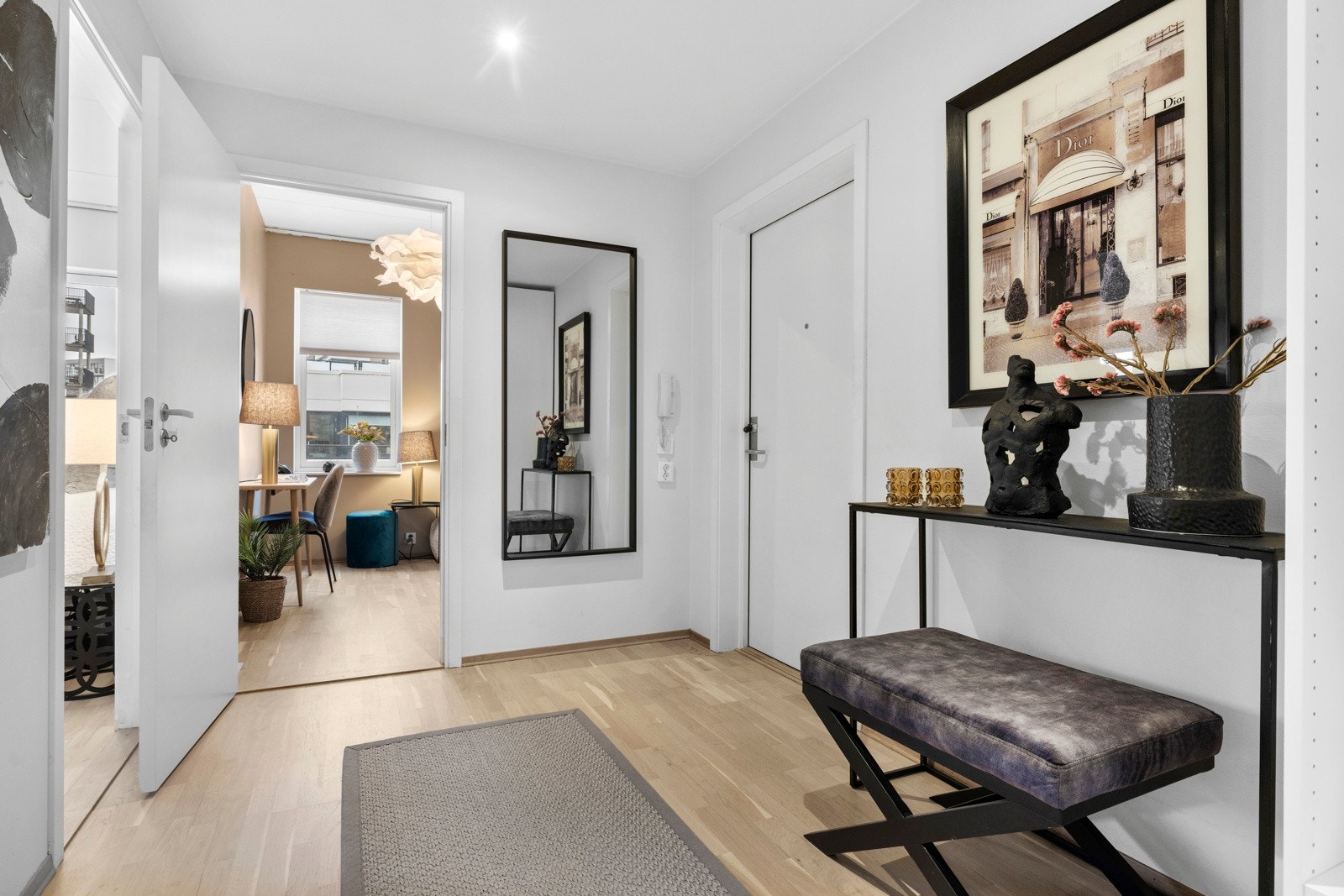 Den lyse gangen skaper et svært godt førsteinntrykk og fungerer som et naturlig bindeledd mellom leilighetens ulike soner. Galleribilde