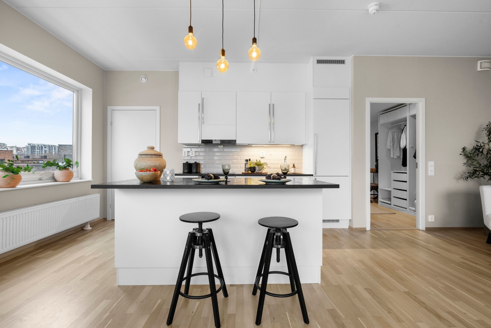 Kjøkkenøya er smart utformet og har plass til barstoler, som gir ekstra sitteplasser og en sosial sone. Galleribilde