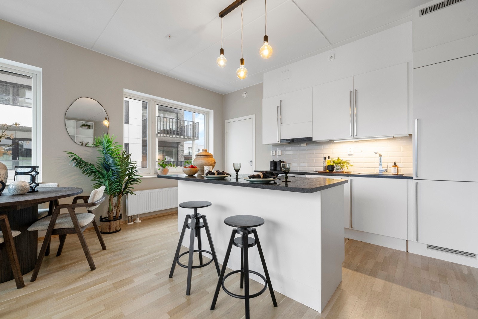 Boligen har et moderne kjøkken med kjøkkenøy fra Aubo, montert i 2017. Galleribilde