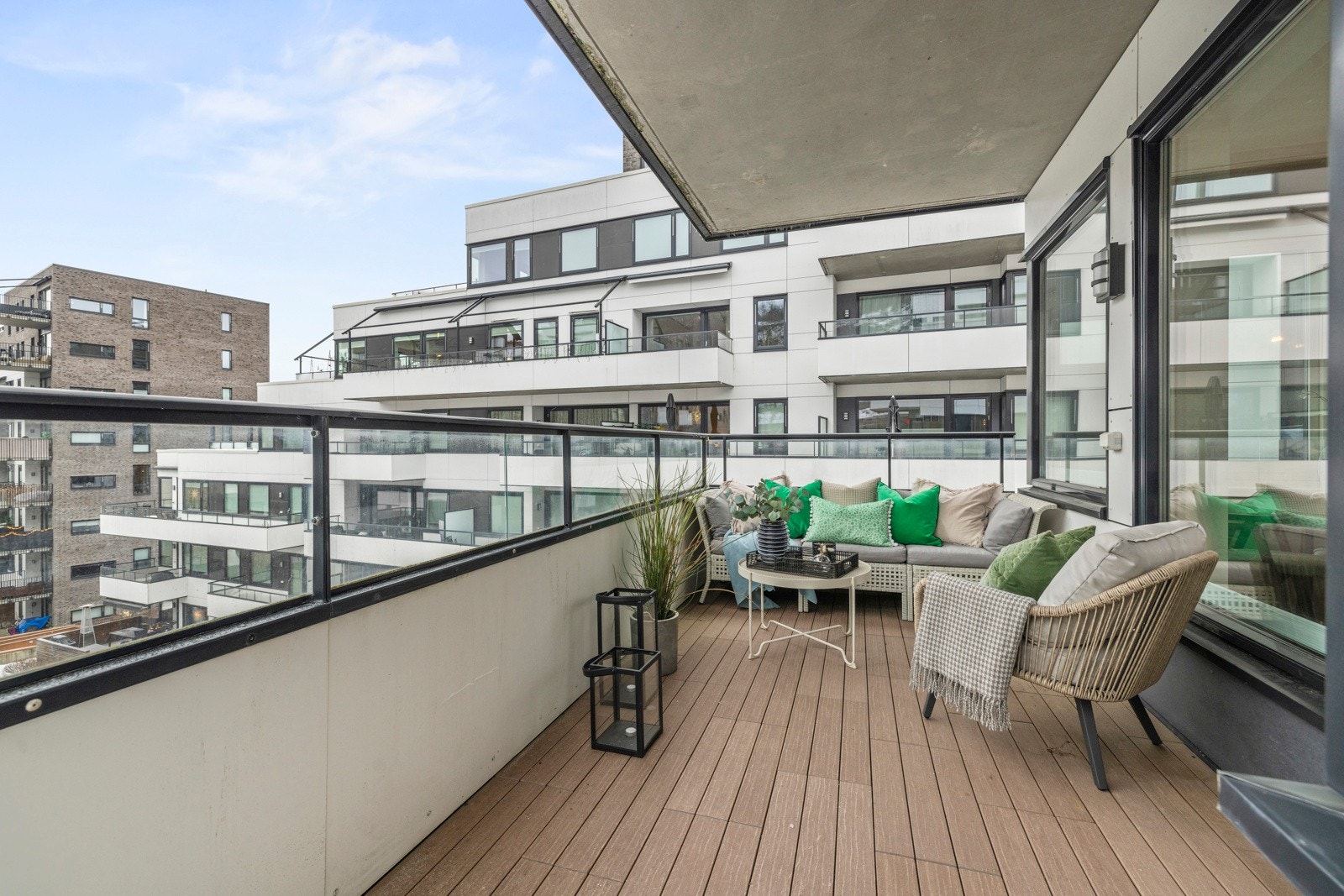 Balkongene er på til sammen 15 kvm, perfekt for å nyte solen fra morgen til kveld. Galleribilde