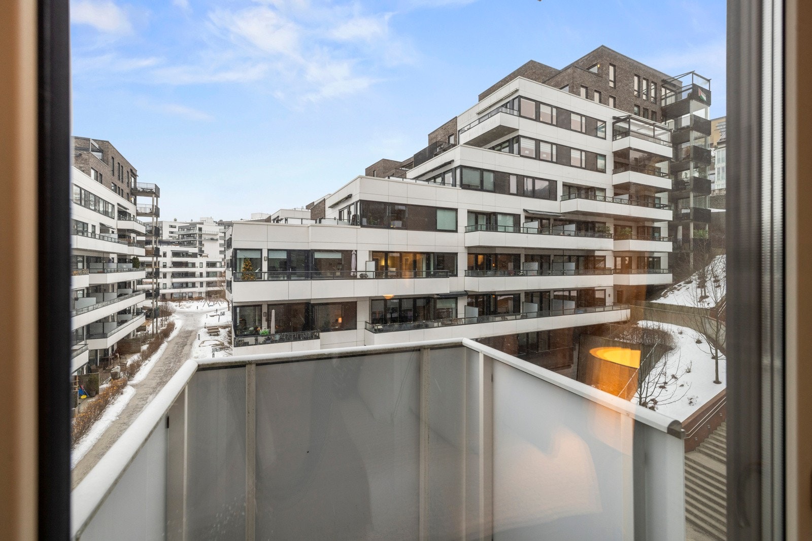 Herfra har du også utgang til en hyggelig balkong med deilig formiddagssol. Galleribilde