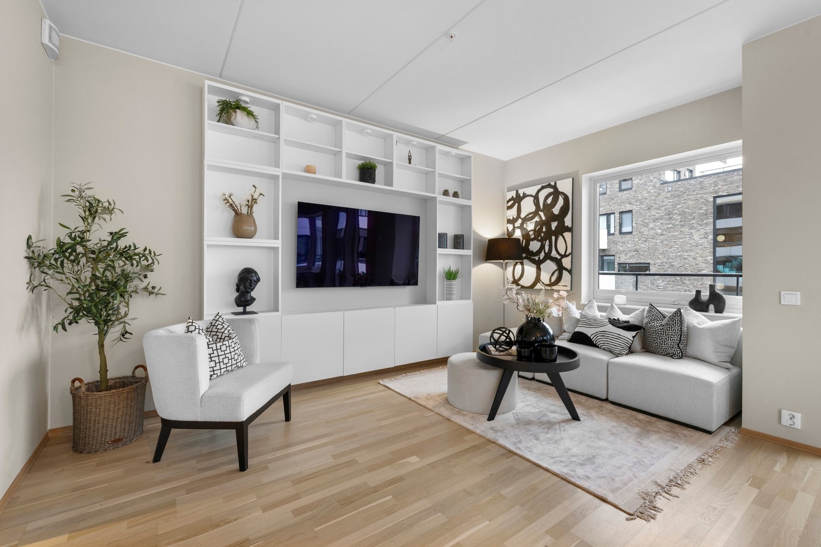 Den åpne stue- og kjøkkenløsningen gir en luftig og sosial atmosfære, hvor store vindusflater slipper inn rikelig med naturlig lys. Galleribilde