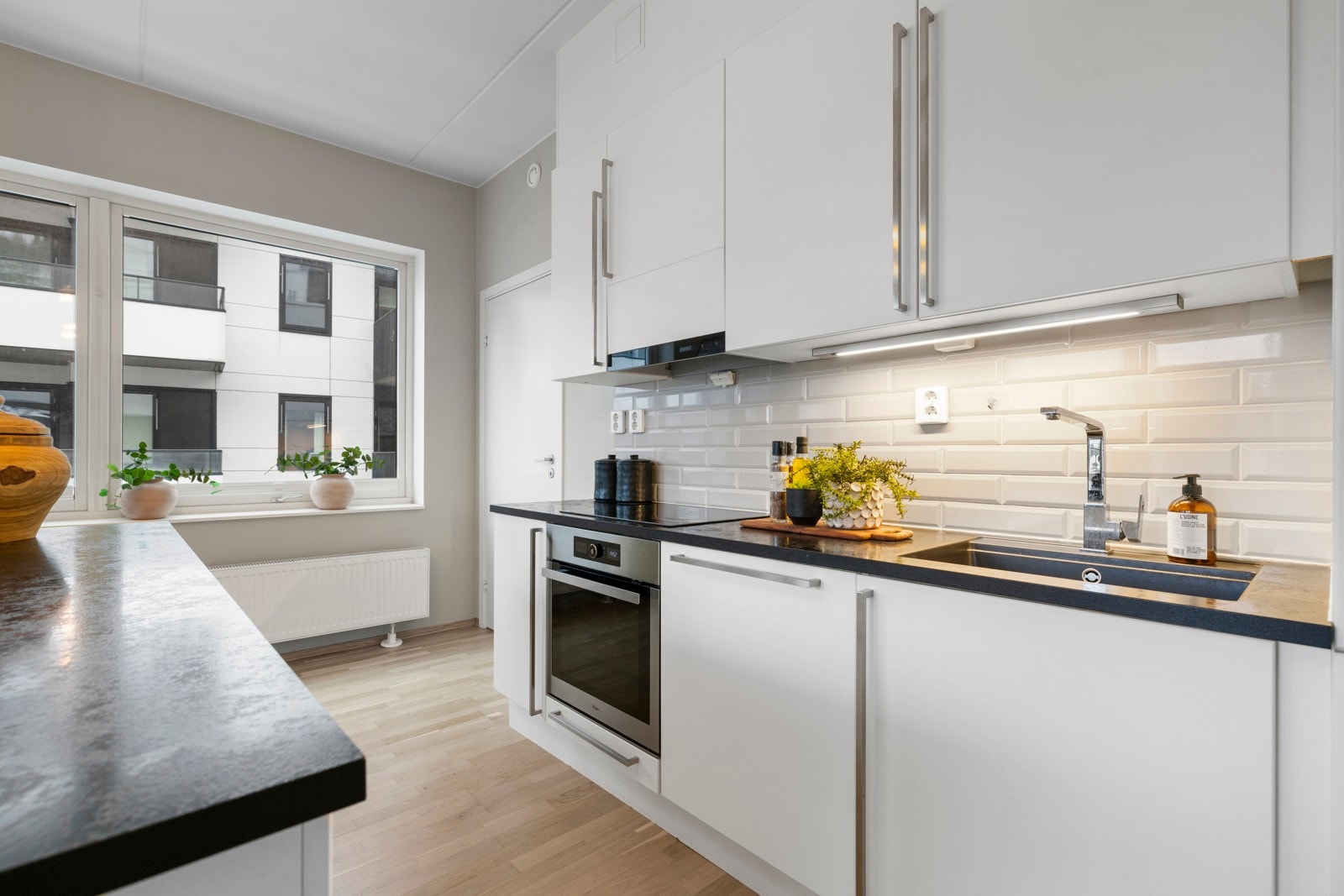 Kjøkkenet er utstyrt med laminat benkeplate, ventilator vifte, nedfelt kum, integrert komfyr, induksjon platetopp, oppvaskmaskin og kjøl/frys. Galleribilde